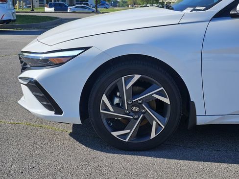 Certified 2025 Hyundai Elantra Limited FWD image 6