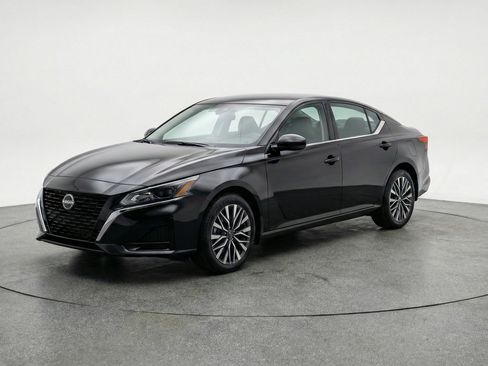 Used 2025 Nissan Altima 2.5 SV image 3