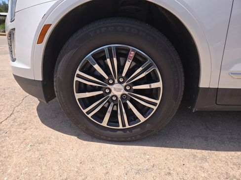 Used 2017 Cadillac XT5 Luxury w/ Driver Awareness Package FWD image 9