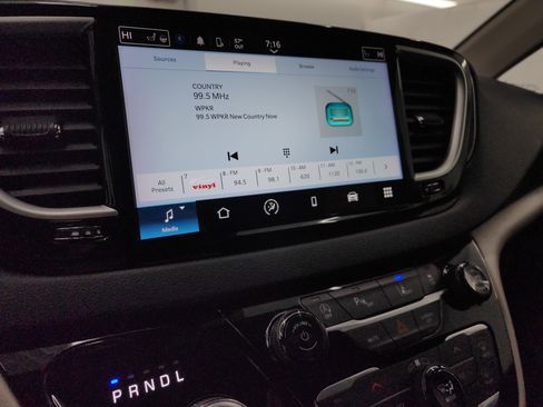 Used 2024 Chrysler Pacifica Touring-L image 12