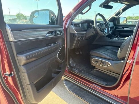 Used 2023 Jeep Wagoneer L Series II AWD/4WD image 9