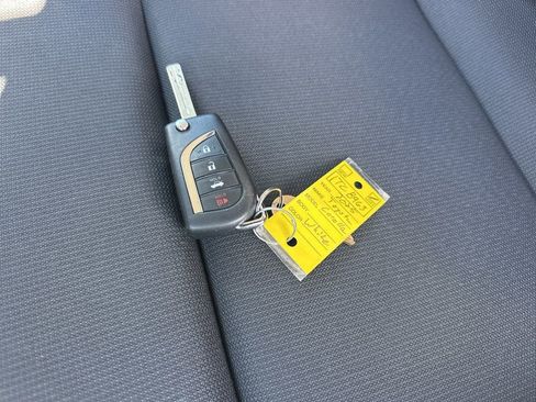 Used 2025 Toyota Corolla LE image 30