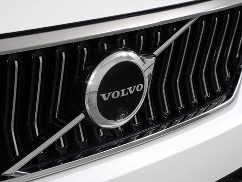 Certified 2025 Volvo XC40 B5 Plus image 27
