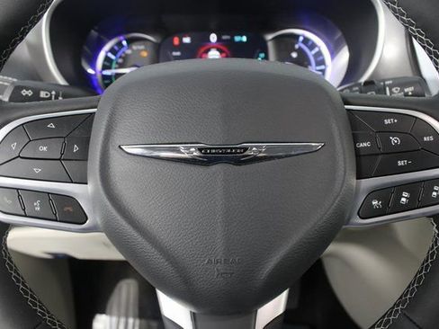 Used 2024 Chrysler Pacifica Select image 12