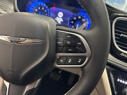 Used 2024 Chrysler Pacifica Limited FWD image 17