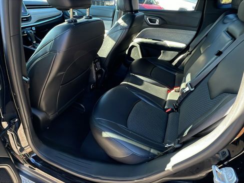 Used 2024 Jeep Compass Latitude image 23