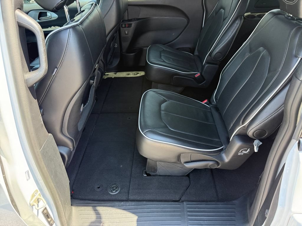 Used 2025 Chrysler Pacifica Limited FWD image 11