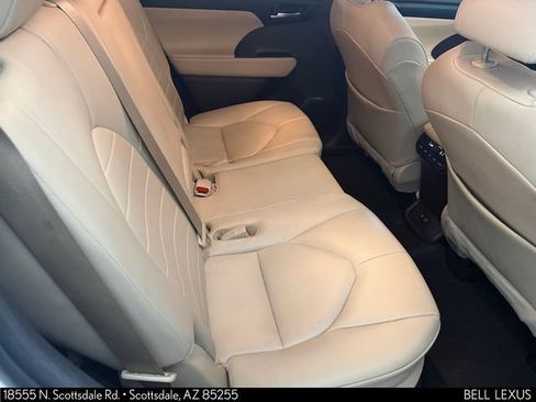 Used 2020 Toyota Highlander XLE FWD image 13