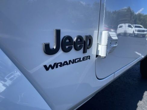 Used 2023 Jeep Wrangler Altitude image 31