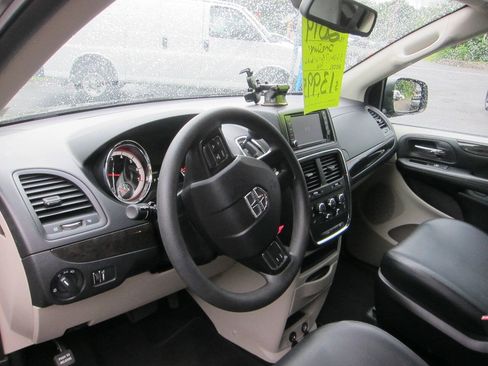 Used 2019 Dodge Grand Caravan SE FWD image 7