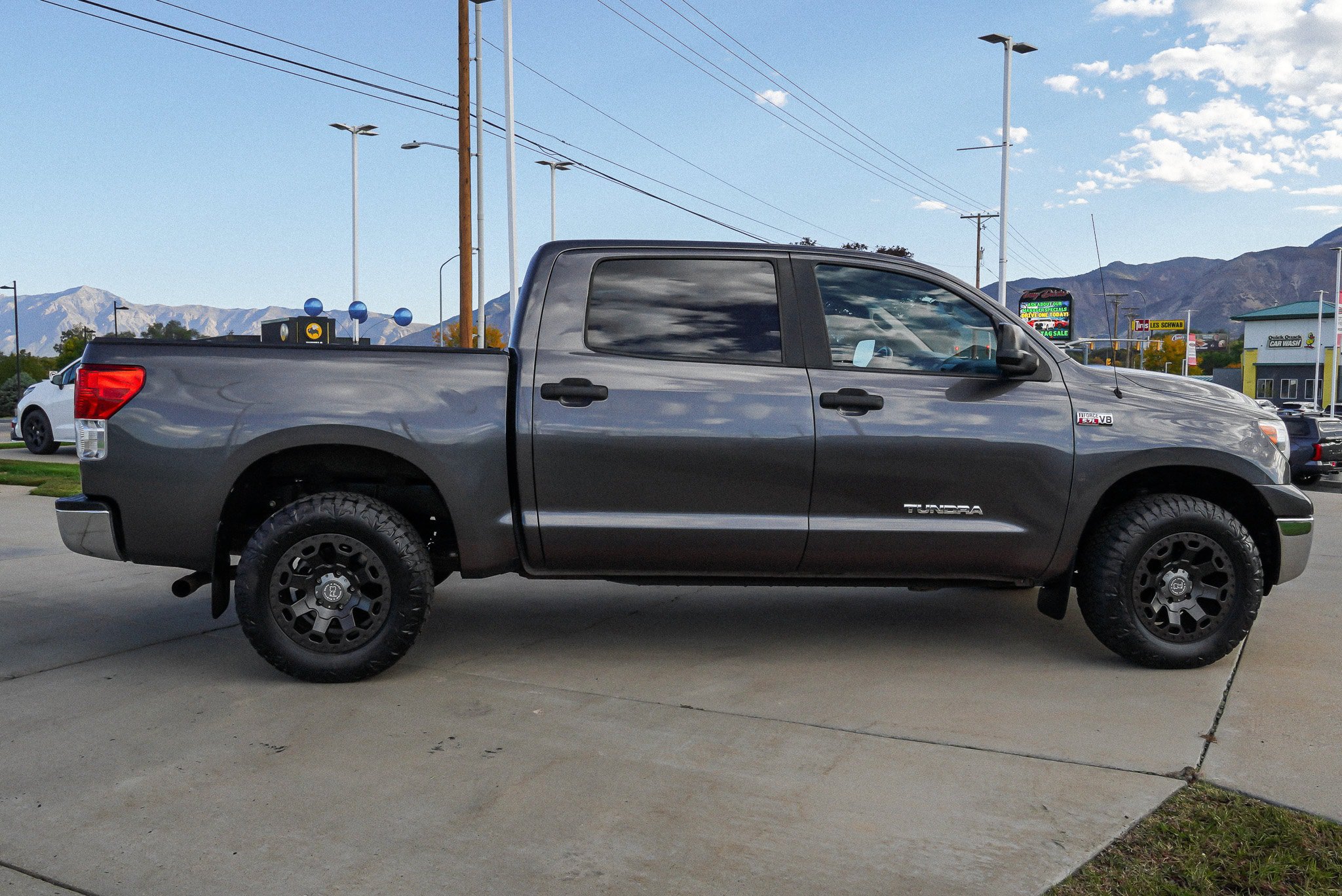 Used 2013 Toyota Tundra 4x4 CrewMax w/ Tow Pkg image 9