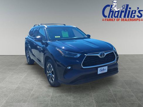 Used 2022 Toyota Highlander XLE AWD/4WD image 3