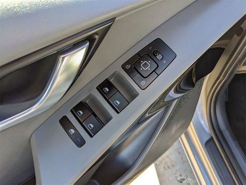 Certified 2025 Kia Niro EX image 20