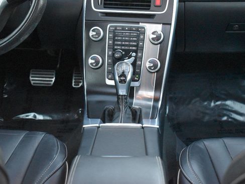 Used 2016 Volvo S60 T5 R-Design image 33