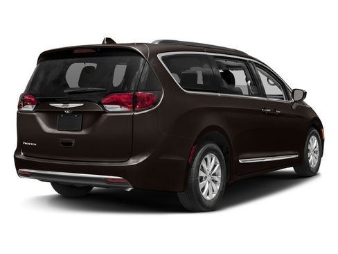 Used 2017 Chrysler Pacifica Limited image 2