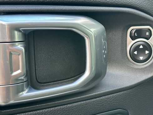 Used 2024 Jeep Wrangler Unlimited Sahara image 17