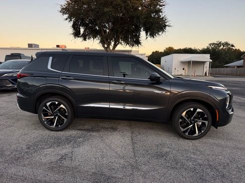 New 2025 Mitsubishi Outlander SE image 9