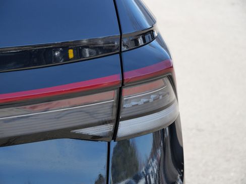 Certified 2025 Volkswagen Taos SE image 17