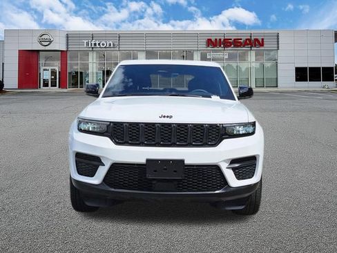 Used 2025 Jeep Grand Cherokee Altitude AWD/4WD image 2