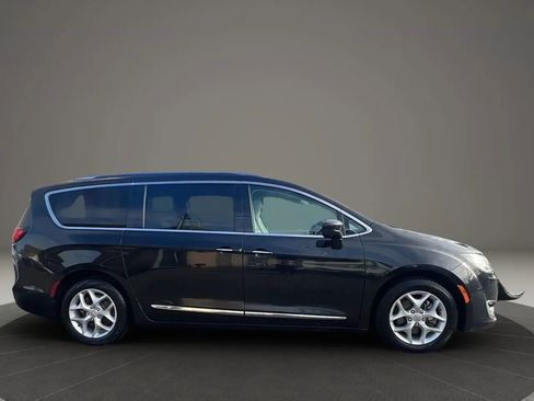 Used 2019 Chrysler Pacifica Touring-L Plus image 3