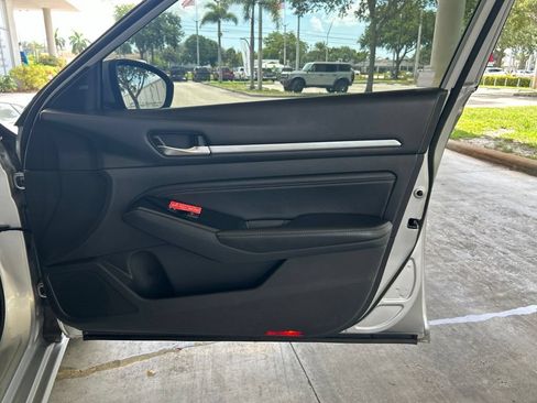 Used 2020 Nissan Altima 2.5 SL FWD image 30
