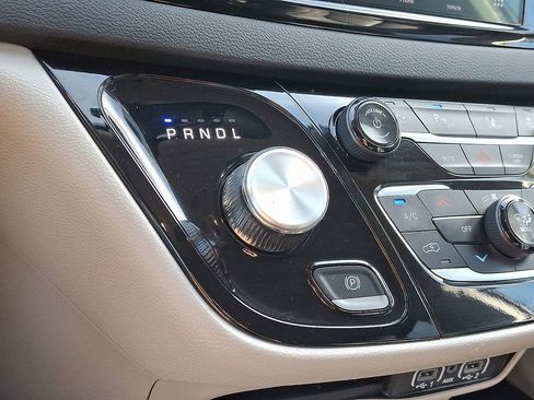 Used 2024 Chrysler Pacifica Touring-L image 17