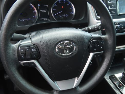 Used 2019 Toyota Highlander LE FWD image 27
