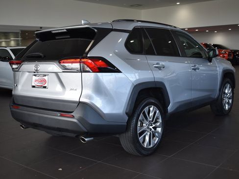 Used 2022 Toyota RAV4 XLE Premium image 10