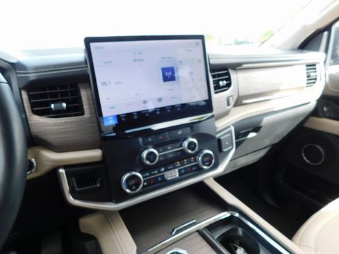 Used 2024 Ford Expedition Limited image 45