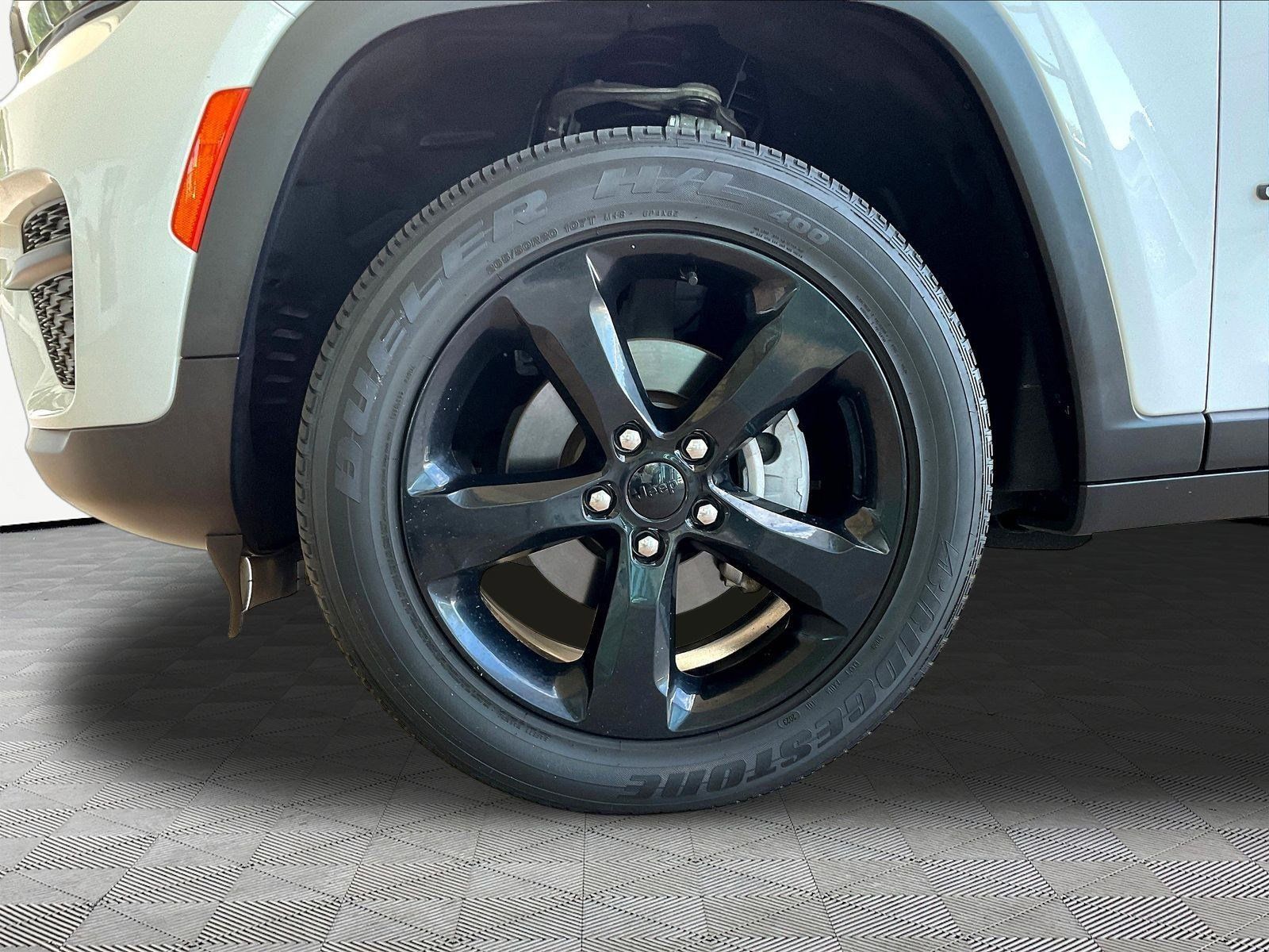 Used 2023 Jeep Grand Cherokee Altitude AWD/4WD image 33