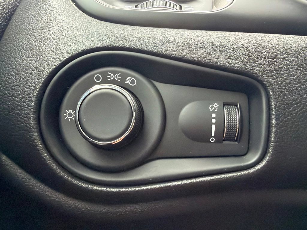 Used 2023 Jeep Renegade Latitude AWD/4WD image 37