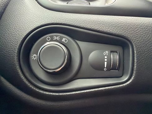 Used 2023 Jeep Renegade Latitude AWD/4WD image 37