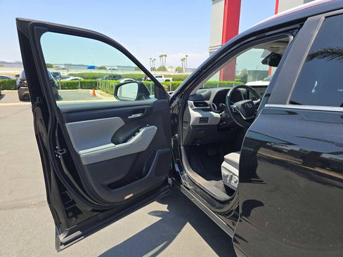 Used 2023 Toyota Highlander XLE FWD image 21