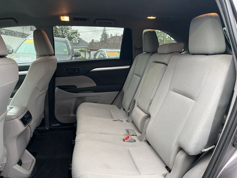Used 2019 Toyota Highlander LE AWD/4WD image 16