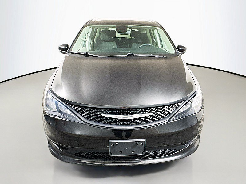 Used 2023 Chrysler Voyager LX FWD image 2