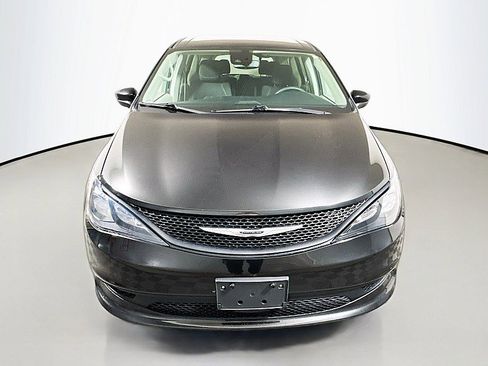 Used 2023 Chrysler Voyager LX image 2