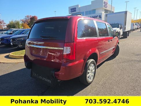 Used 2013 Chrysler Town & Country Touring image 9