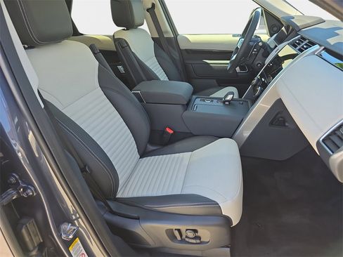 Certified 2025 Land Rover Discovery S image 10
