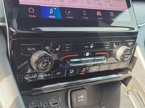 Certified 2025 Jeep Grand Cherokee Limited w/ Black Appearance Package image 26