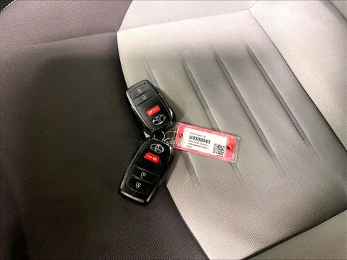 Certified 2025 Toyota Tacoma TRD Off-Road image 30