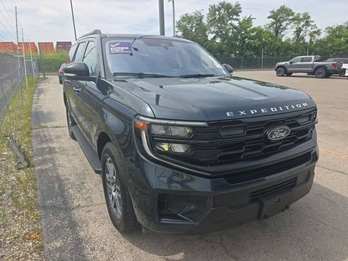 Used 2025 Ford Expedition Active RWD image 2