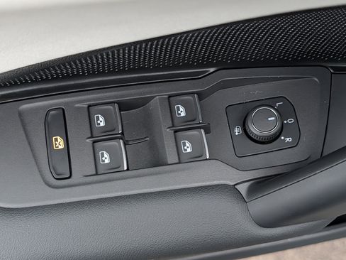 Used 2025 Volkswagen Tiguan SE AWD/4WD image 19