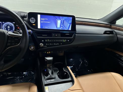 Used 2023 Lexus ES 300h w/ Premium Package image 30