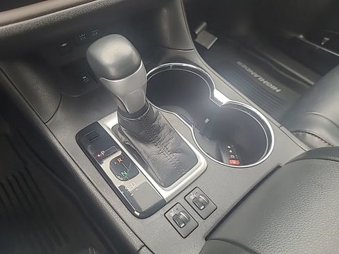 Used 2018 Toyota Highlander XLE AWD/4WD image 24