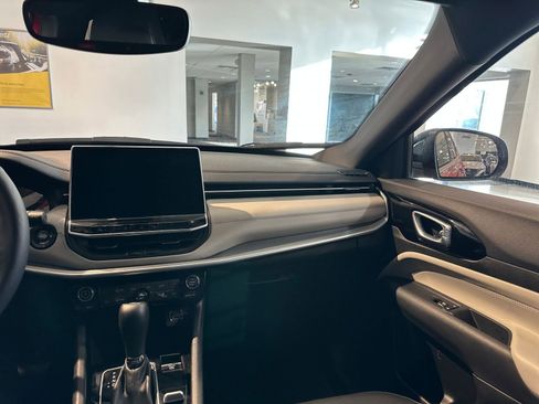 Used 2025 Jeep Compass Limited image 35