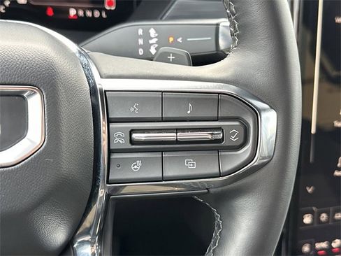 Used 2025 GMC Acadia Elevation image 17