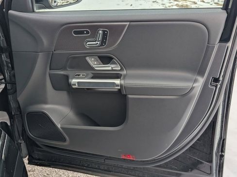 Used 2023 Mercedes-Benz EQB 300 4MATIC image 34