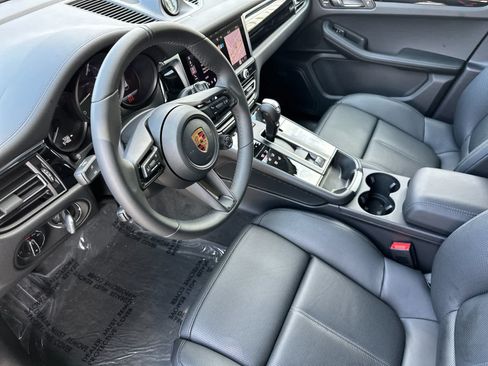 Certified 2026 Porsche Macan AWD/4WD image 4