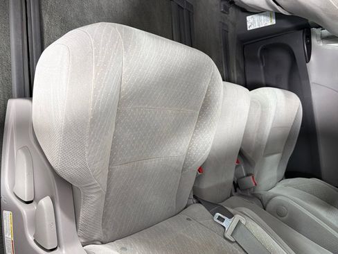 Used 2018 Toyota Sienna LE FWD image 18