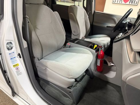 Used 2015 Toyota Sienna LE AWD/4WD image 42